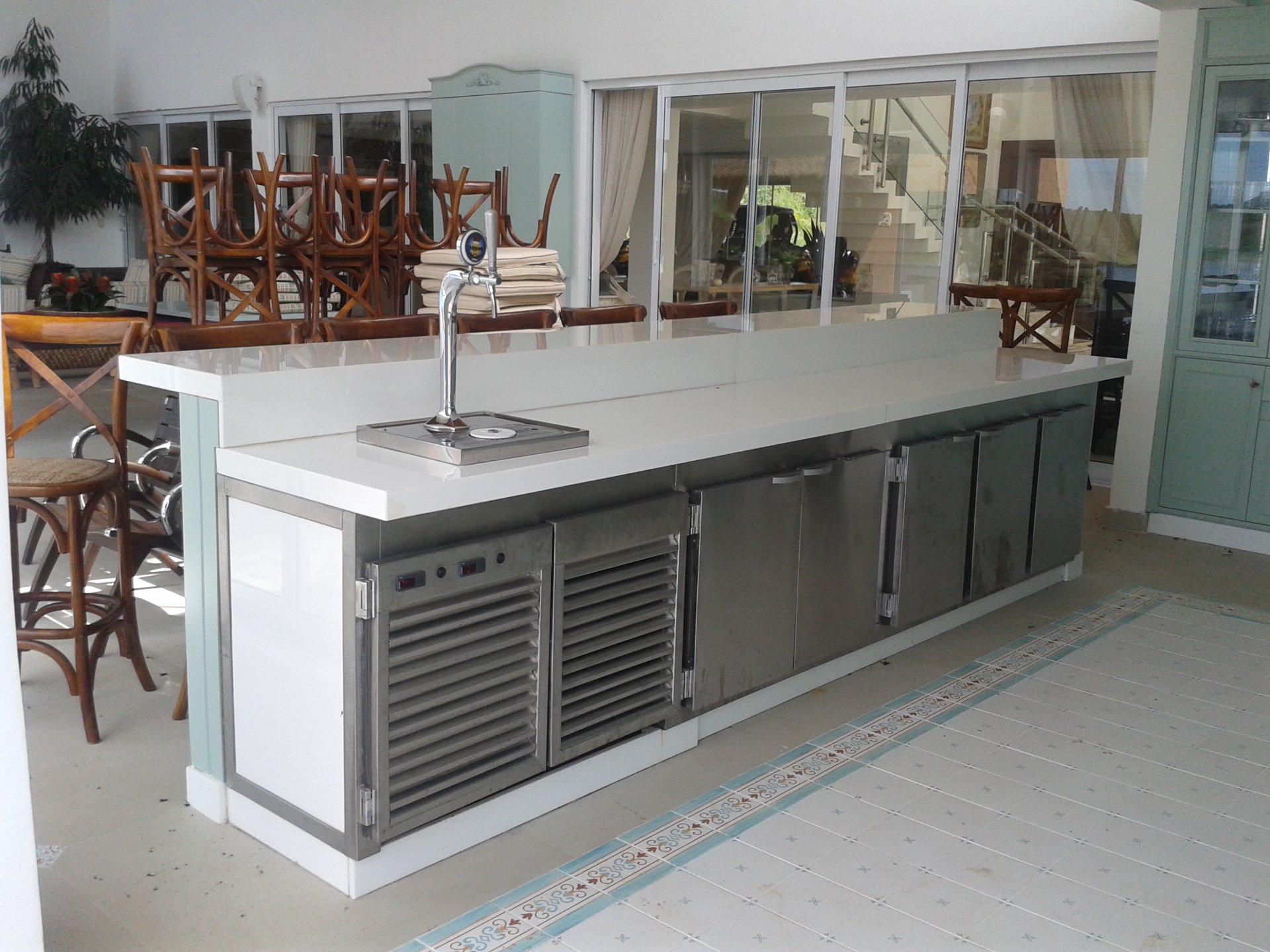 Balcão refrigerado, em inox, para área gourmet.