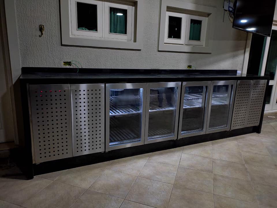 Balcão refrigerado em inox, com iluminação interna. Fino acabamento.