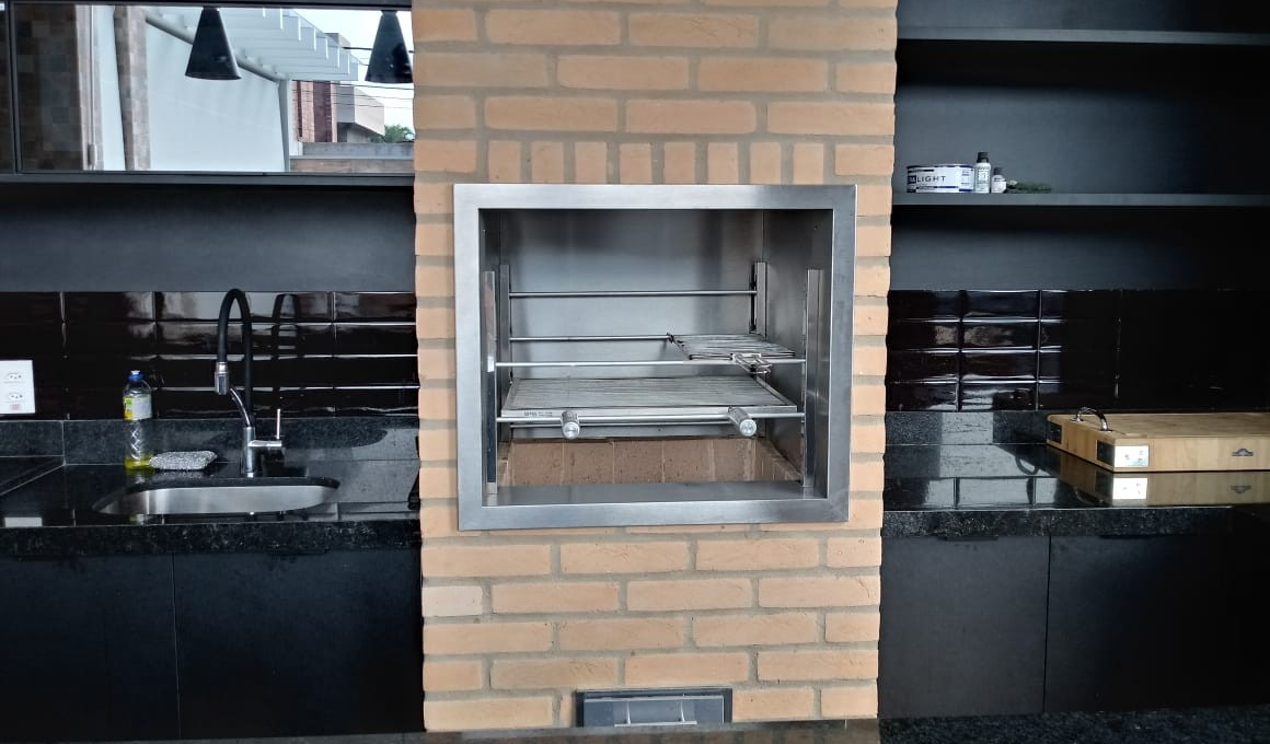 Churrasqueira com acabanento em inox, 2 grades.