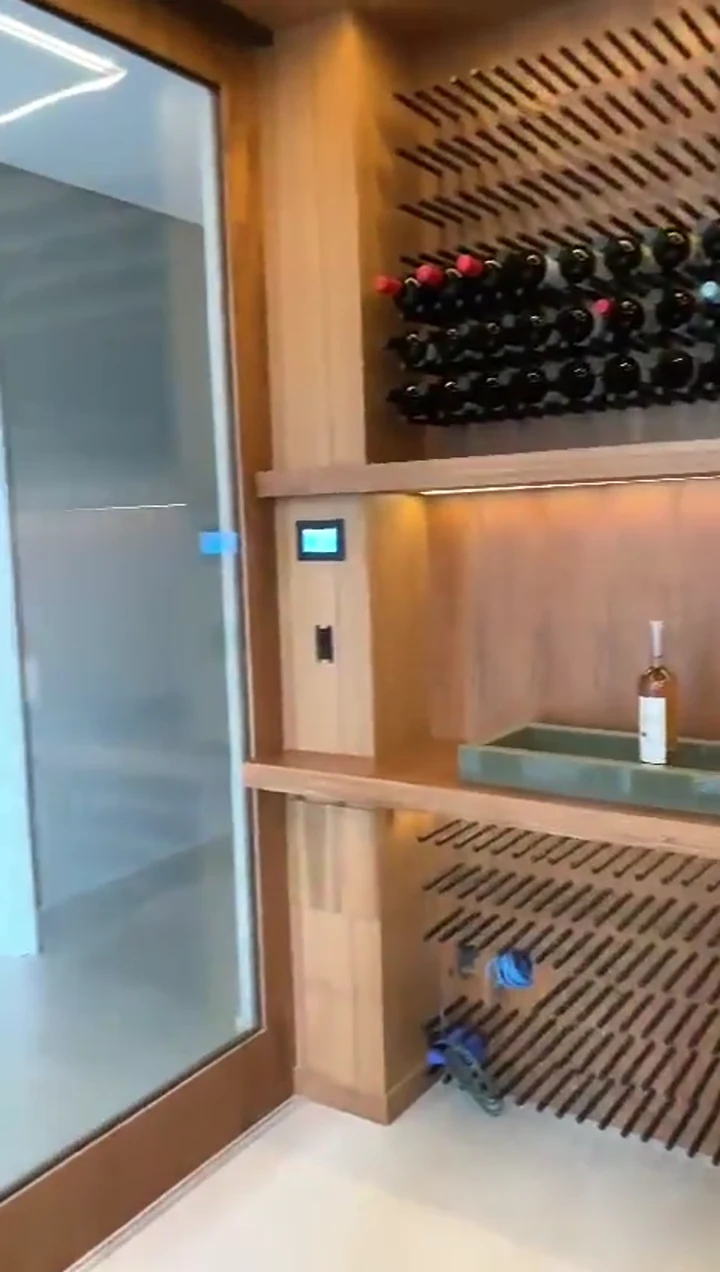 Quadro do vídeo: Projeto amplo, com vidro e o interior da adega