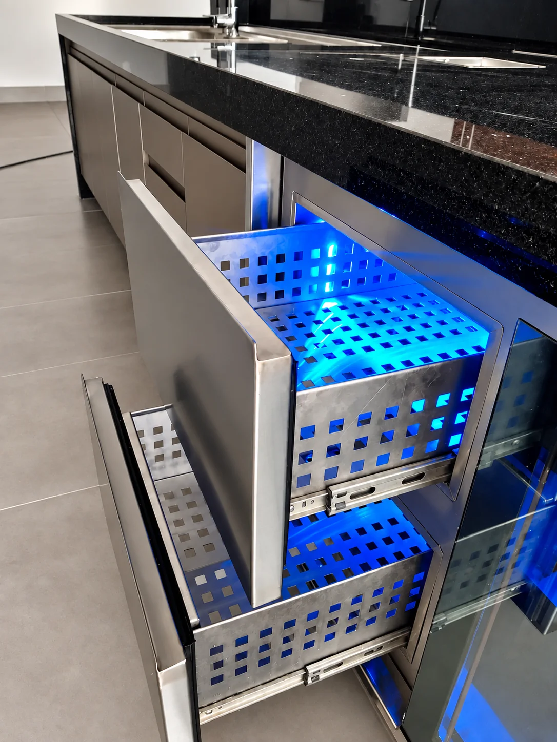 Gavetas refrigeradas abertas sob tampo de granito, com cestos perfurados em inox, corrediças telescópicas e iluminação azul interna