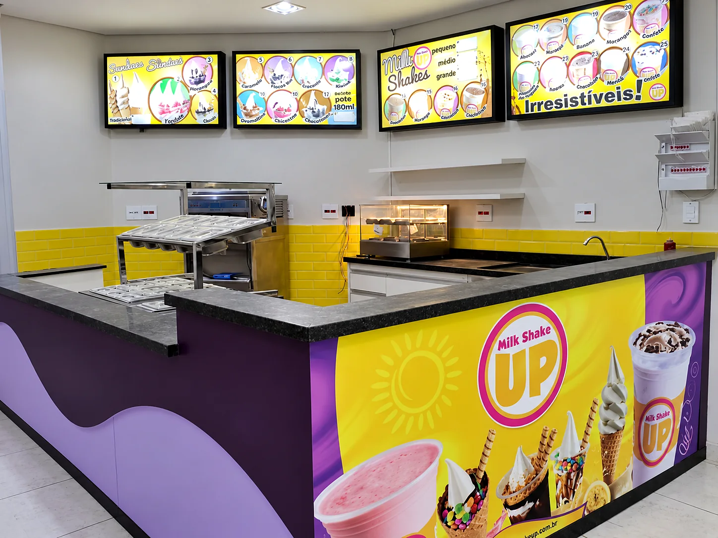 Balcão de milk shake com frente personalizada, máquina de sorvete expresso, estufa e painéis de menu iluminados