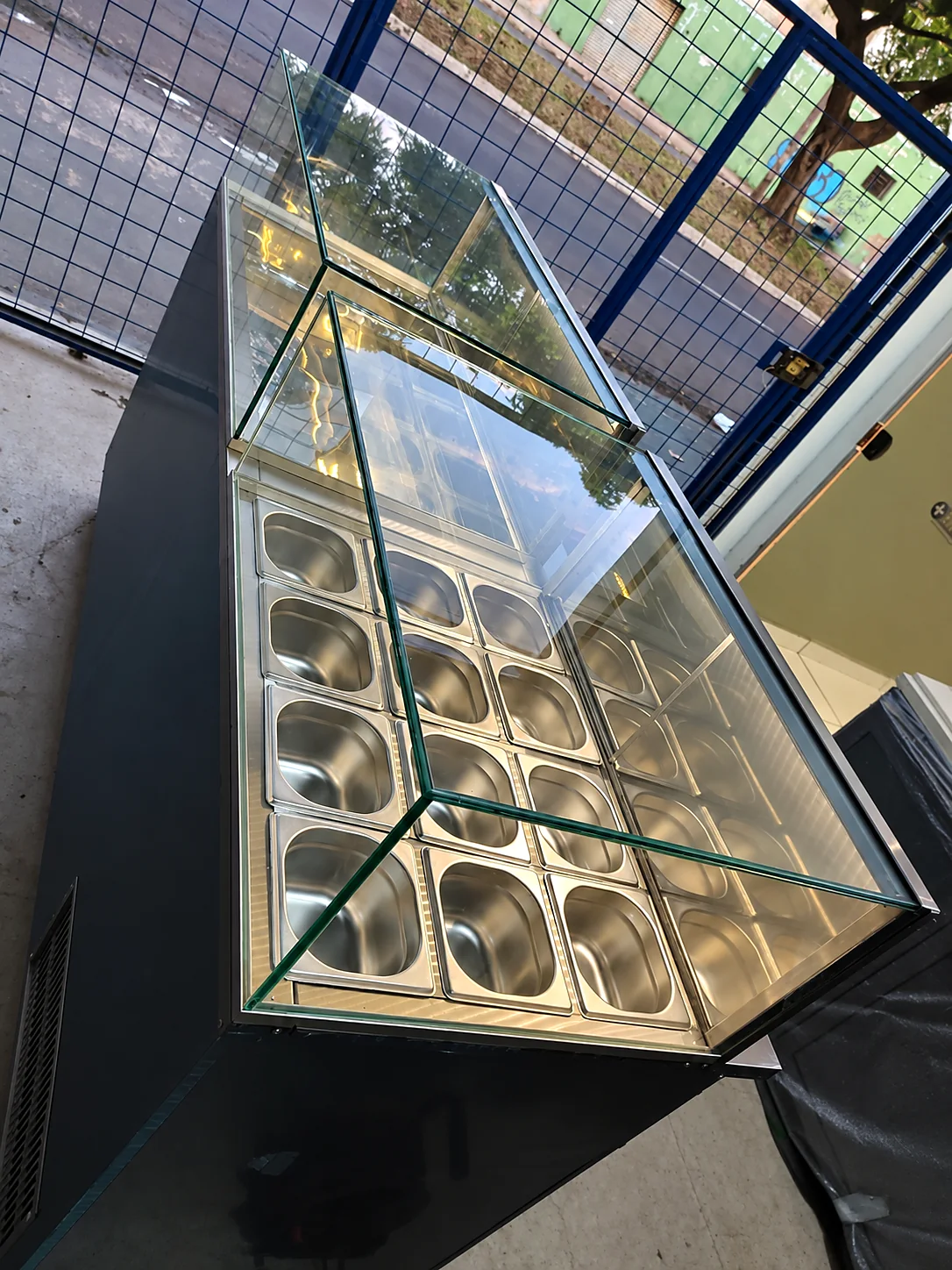 Vitrine refrigerada com vidro em duas águas e doze cubas GN em inox