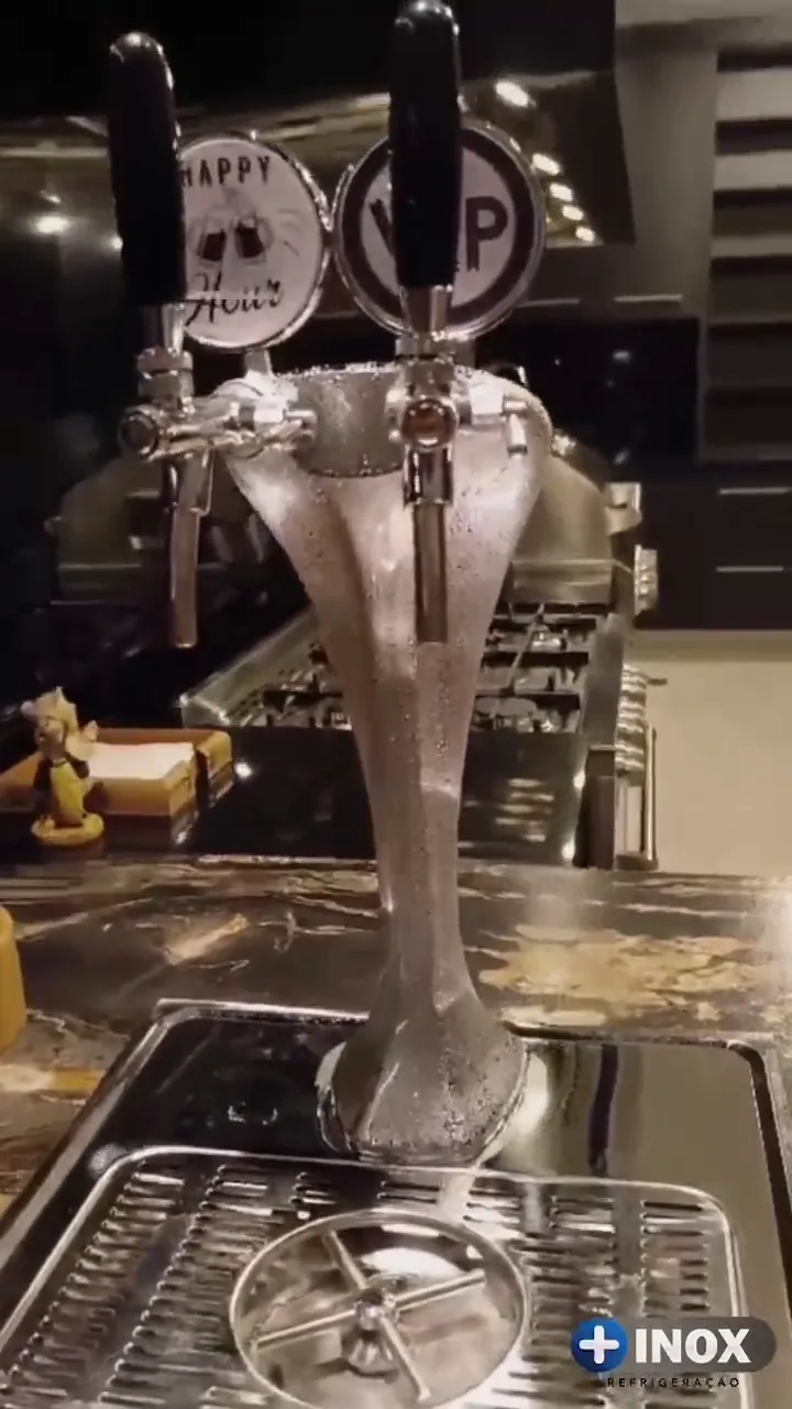 Quadro do vídeo: Área gourmet com chopeira e gavetas refrigeradas