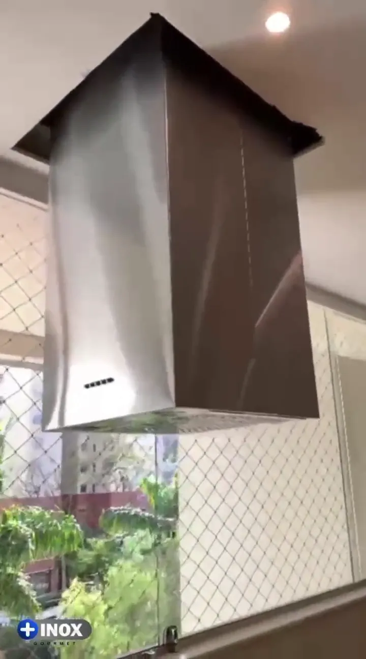 Quadro do vídeo: Balcão refrigerado, cooktop e coifa de ilha