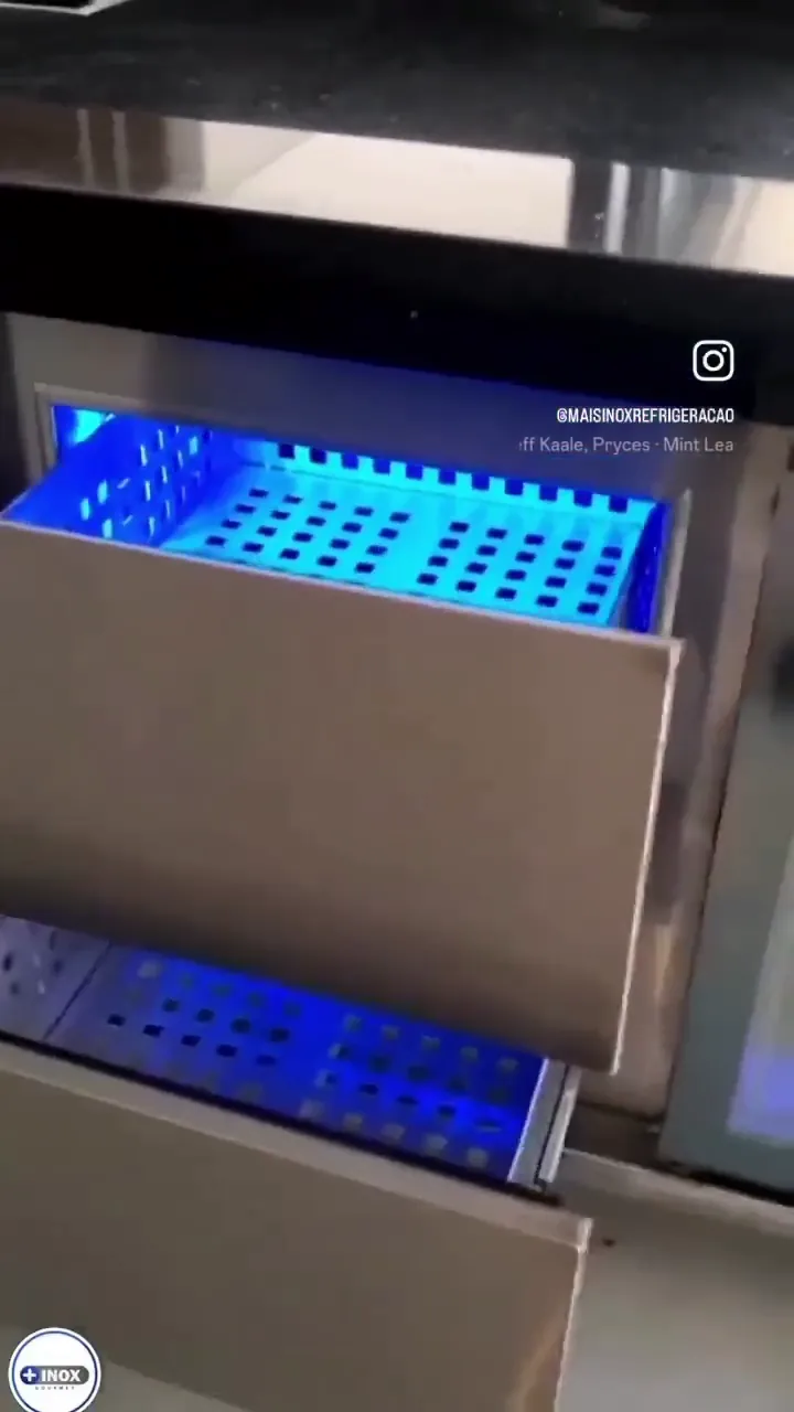 Quadro do vídeo: Gavetas refrigeradas abrindo, com luz interna