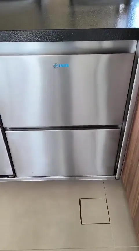 Quadro do vídeo: Balcão refrigerado em inox com portas e gavetas