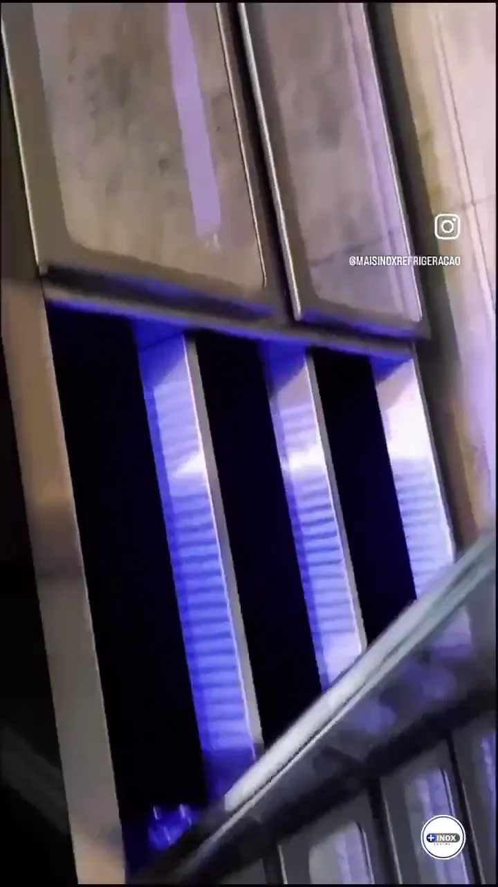 Quadro do vídeo: Refrigeração com portas de vidro sob o tampo
