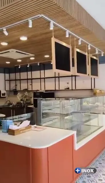 Quadro do vídeo: Café e confeitaria com vitrines refrigeradas
